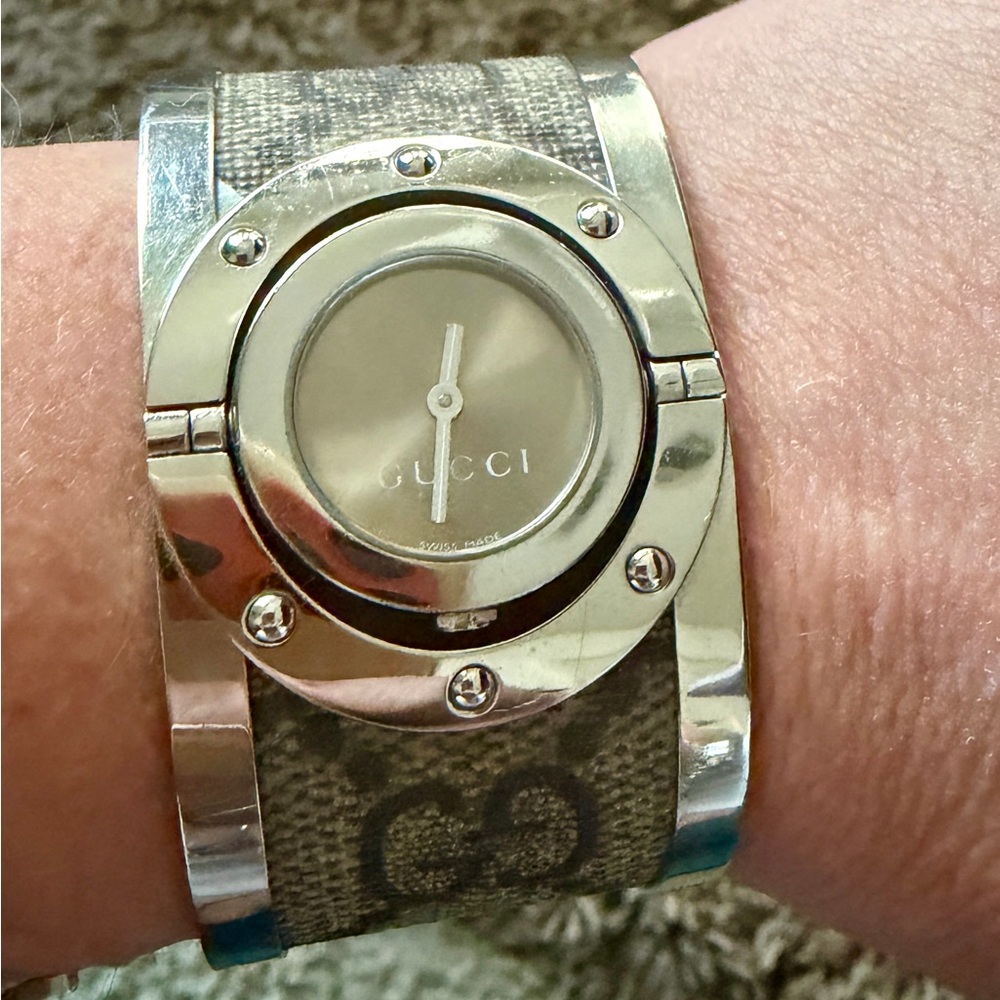 Gucci 112 Wide Twirl Bangle Watch - Picture 11 of 11